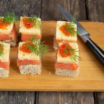 Украшаем канапе веточками укропа Украшаем канапе веточками укропа