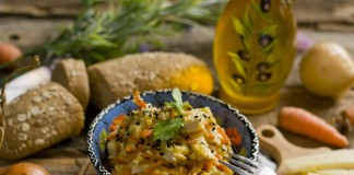 Легкий куриный салат с сыром и морковью
