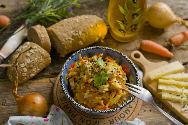 Легкий куриный салат с сыром и морковью Легкий куриный салат с сыром и морковью