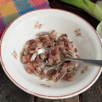 Нарезаем рыбу мелкими кубиками Нарезаем рыбу мелкими кубиками