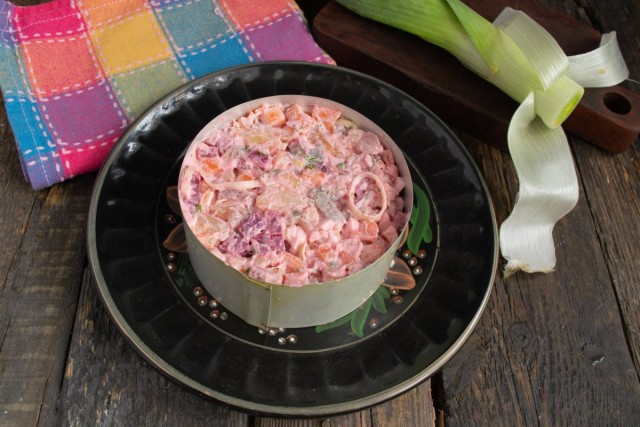 Заполняем салатом кулинарное кольцо Заполняем салатом кулинарное кольцо