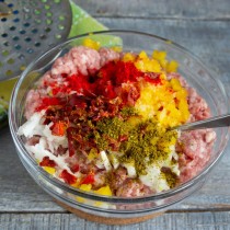 Насыпаем молотую паприку, соль по вкусу, хмели-сунели и сушеный сладкий перец Насыпаем молотую паприку, соль по вкусу, хмели-сунели и сушеный сладкий перец