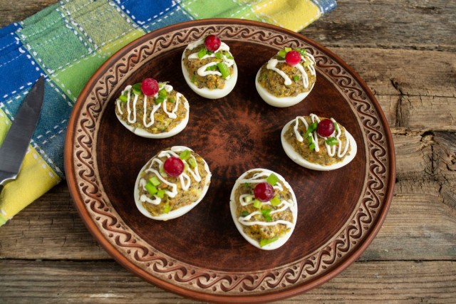 Украшаем закуску и посыпаем зелёным луком Украшаем закуску и посыпаем зелёным луком
