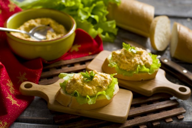 Простой куриный паштет с яйцом и овощами