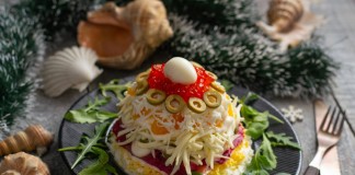Салат «Новогодний» с красной рыбой и икрой