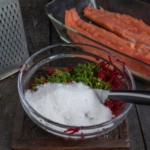 Насыпаем крупную соль, сахарный песок и тщательно перемешиваем Насыпаем крупную соль, сахарный песок и тщательно перемешиваем