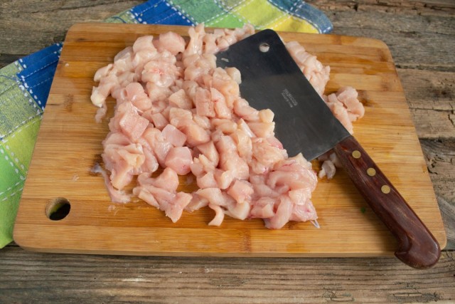 Делаем из куриной грудки фарш Делаем из куриной грудки фарш