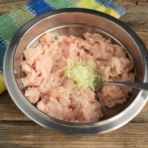 Добавляем к куриному фаршу тёртый лук Добавляем к куриному фаршу тёртый лук