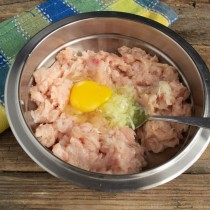 Добавляем в миску сырое куриное яйцо, соль и ледяную воду Добавляем в миску сырое куриное яйцо, соль и ледяную воду