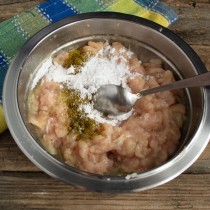Перемешиваем фарш и добавляем картофельный крахмал и хмели-сунели Перемешиваем фарш и добавляем картофельный крахмал и хмели-сунели
