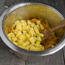 Добавляем в кастрюлю нарезанный картофель