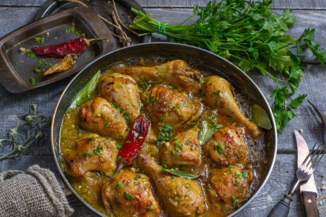 Аппетитная жареная курица в ореховом соусе