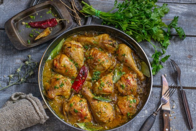 Аппетитная жареная курица в ореховом соусе Аппетитная жареная курица в ореховом соусе