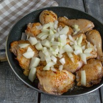Обжариваем лук вместе с курицей Обжариваем лук вместе с курицей