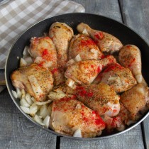 Посыпаем курицу специями Посыпаем курицу специями