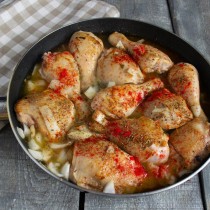 Вливаем белое вино, выпариваем, добавляем куриный бульон и солим. Готовим примерно полчаса Вливаем белое вино, выпариваем, добавляем куриный бульон и солим. Готовим примерно полчаса