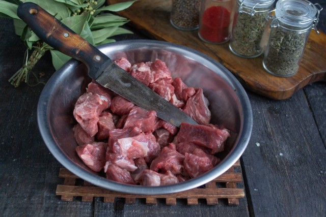 Подготавливаем мясо Подготавливаем мясо