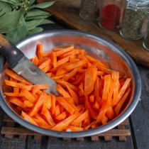 Нарезаем морковь толстыми брусочками