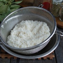 Промываем белый рис