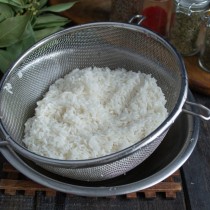 Промываем белый рис Промываем белый рис