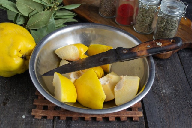 Нарезаем айву крупными кусками Нарезаем айву крупными кусками