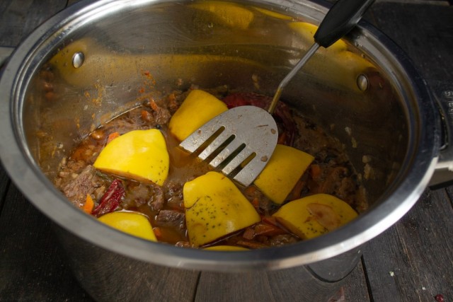 Выкладываем на мясо ломтики айвы Выкладываем на мясо ломтики айвы