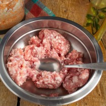 Выкладываем в миску мясной фарш Выкладываем в миску мясной фарш