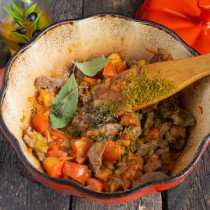 Обжариваем мясо с помидором и специями Обжариваем мясо с помидором и специями