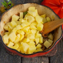 Добавляем порезанный кубиками картофель Добавляем порезанный кубиками картофель