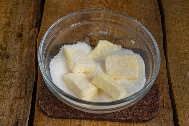 Размягченное сливочное масло смешиваем с сахарным песком и солью