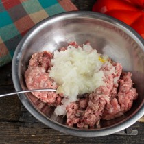 Добавляем в фарш лук Добавляем в фарш лук