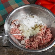 Насыпаем кукурузный крахмал Насыпаем кукурузный крахмал