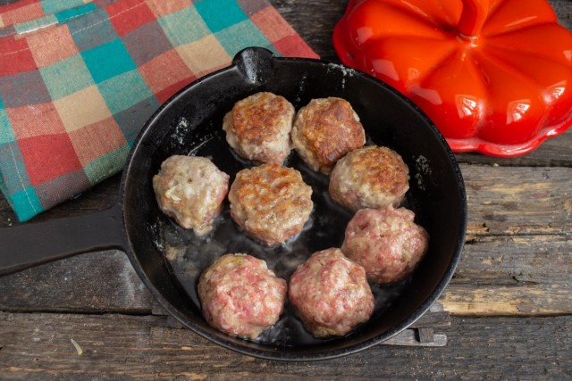 Обжариваем мясные шарики Обжариваем мясные шарики