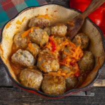 Тушим мясные шарики в соусе 20 минут Тушим мясные шарики в соусе 20 минут