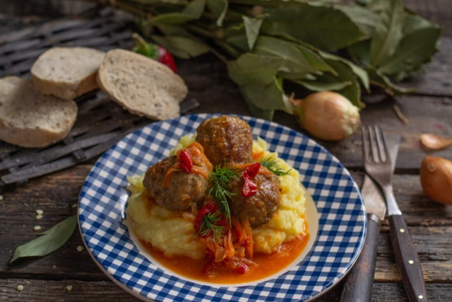 Готовые итальянские мясные шарики в соусе подаём с картофельным пюре Готовые итальянские мясные шарики в соусе подаём с картофельным пюре
