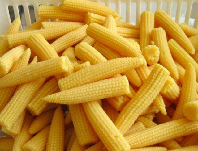 Миниатюрные початки кукурузы очень нежные и приятные на вкус, поэтому их можно употреблять целиком даже в сыром виде