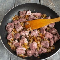 Быстро обжариваем куски свинины Быстро обжариваем куски свинины