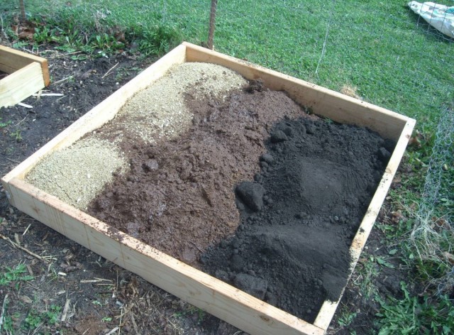 Торф лучше всего работает, как один из компонентов почвы, делая ее воздухо- и влагопроницаемой, структурной