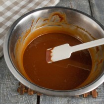 Вымешиваем шоколадную массу силиконовой лопаткой Вымешиваем шоколадную массу силиконовой лопаткой