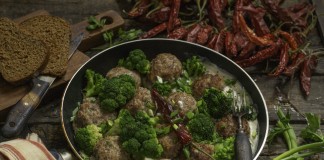 Быстрые мясные котлеты с брокколи в соусе бешамель