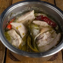 Доводим до кипения, затем варим на тихом огне до готовности мяса Доводим до кипения, затем варим на тихом огне до готовности мяса