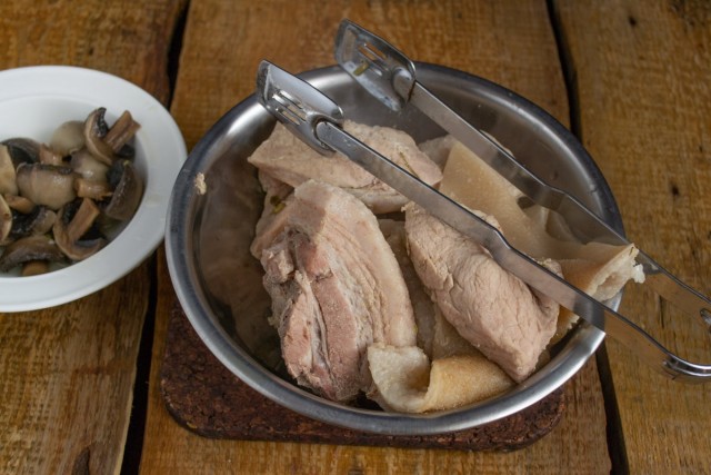 Достаём мясо и грибы из бульона Достаём мясо и грибы из бульона