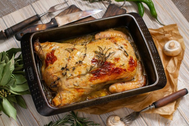 Фаршированная курица без костей в духовке