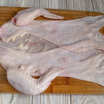 Снятую с курочки кожу тщательно промываем Снятую с курочки кожу тщательно промываем