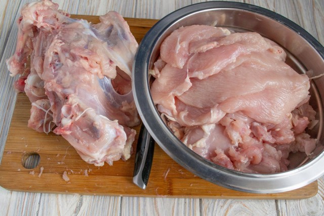 Срезаем мясо с костей Срезаем мясо с костей