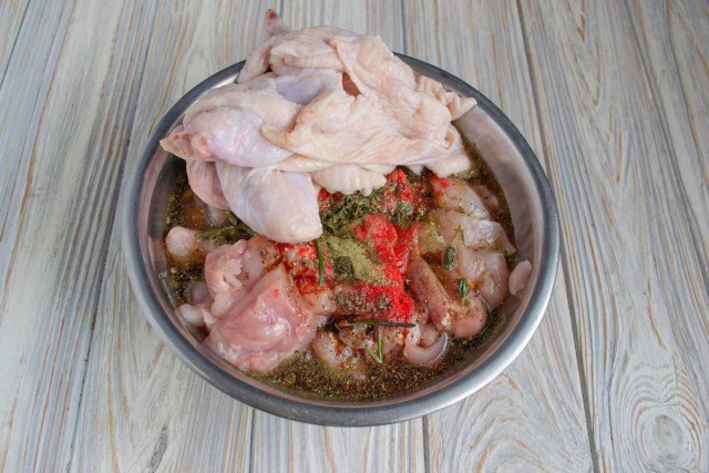 Куриное мясо и кожу кладём в глубокую миску, добавляем маринад и оставляем на 1 час Куриное мясо и кожу кладём в глубокую миску, добавляем маринад и оставляем на 1 час