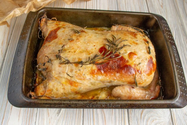 Запекаем фаршированную курицу без костей в духовке. Готово! Запекаем фаршированную курицу без костей в духовке. Готово!