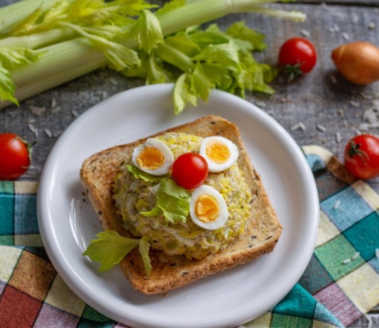 Простой и вкусный салат из печени трески с золотистым рисом