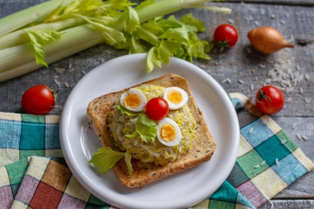 Простой и вкусный салат из печени трески с золотистым рисом