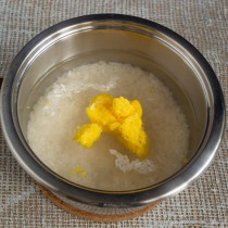Насыпаем рис в кастрюлю, добавляем холодную воду и топленое масло Насыпаем рис в кастрюлю, добавляем холодную воду и топленое масло